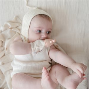 Mushie Teething Mitten - Rainbow